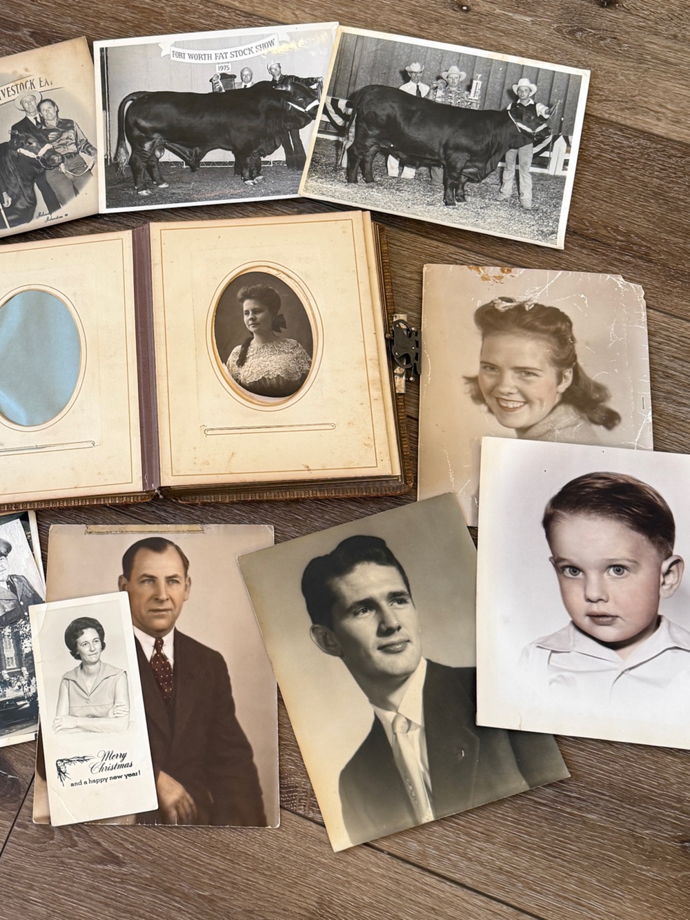 142-Year-Old Victorian Leather Photo Album with 15 Photos - Picture 13 of 17